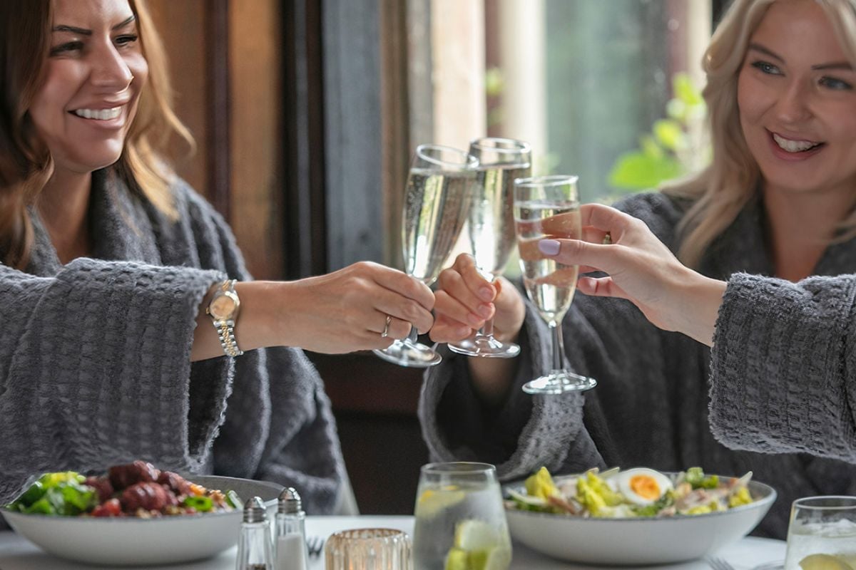 QHotels Weekend Spa Day with 50 Minute Treatment & Lunch (Choice 1)